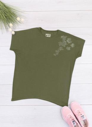 Стильная зеленая хаки футболка с рисунком стразами большой размер батал оверсайз2 фото