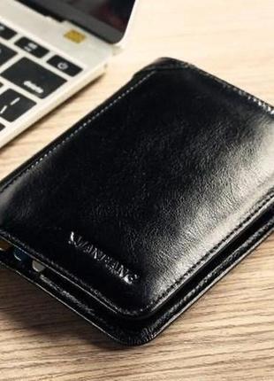 Чёрный кожаный кошелёк