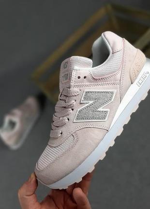 Кросівки жіночі