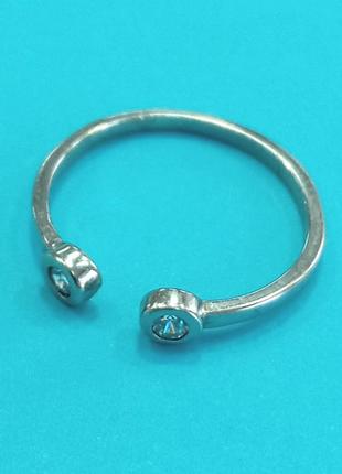 Серебряное кольцо незамкнутое с вставками фианитов, вес 0.63 - арт 970219538