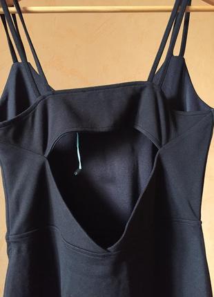 Маленькое чёрное платье с красивым вырезом на спине из очень плотной вискозы4 фото