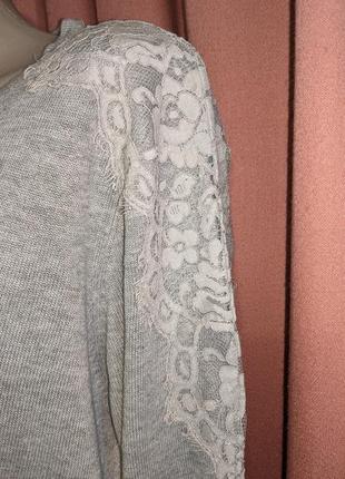 Тонкий свитерок с отделкой кружевом4 фото