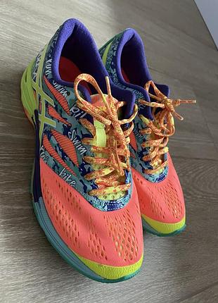 Бігові кросівки