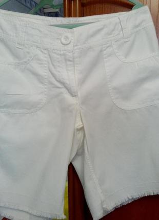 Шорты белые средней длины размер м