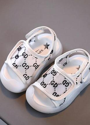 Сандалі, мокасини, босоніжки на малюків
