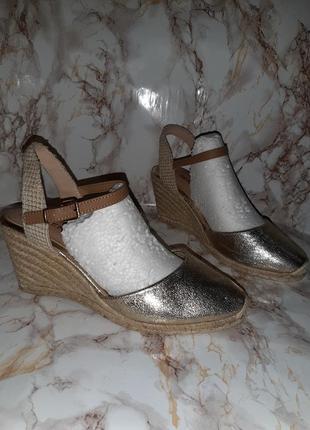 Золотисті закриті босоніжки на плетеним танкетці
