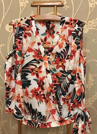 Нереально красивая и стильная брендовая блузка в цветах.1 фото