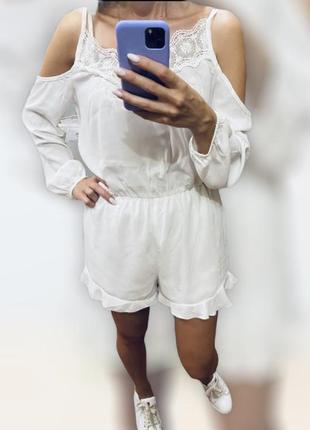 Белый летний ромпер шорты с открытии плечами7 фото