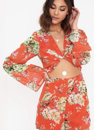 Яркий комбинезон ромпер с расклешенными рукавами и высокими шортами