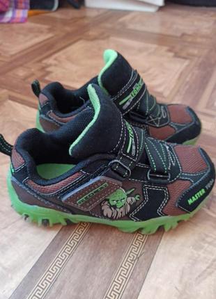 Светящиеся кроссовки skechers.