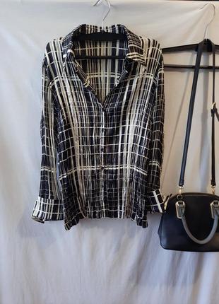 Атласная рубашка в полосы из жатой ткани с прозрачными рукавами.