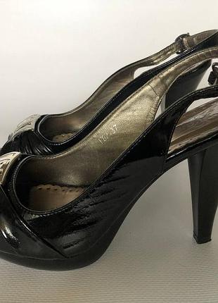 Изящные новые босоножки,  одевались один раз.