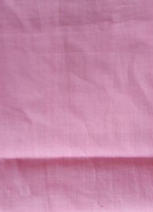 Два отреза розовой однотонной хлопчатобумажной ткани.