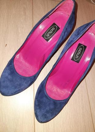 Изящные замшевые синие туфли на шпильке