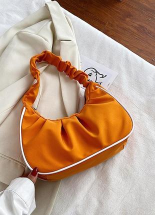 Оранжевая сумочка с короткой ручкой