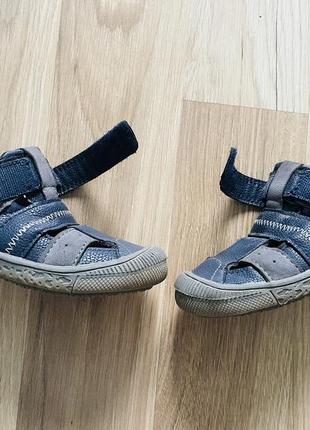 Нові дитячі сандалі з протектором на носку.4 фото