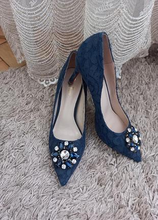 Нарядные туфли.