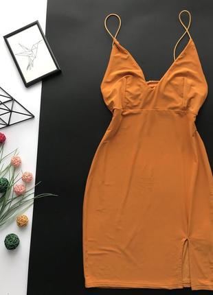 Роскошьное горчичное платье в обтяжку с декольте на тонких бретельках1 фото