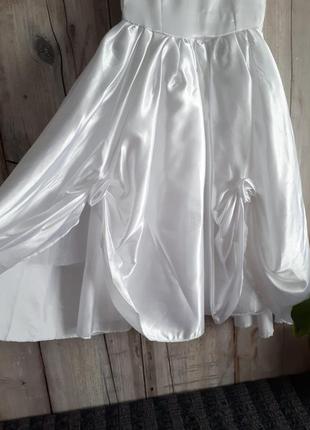 Новогоднее белое длинное атласное платье снежинки 6-8лет4 фото