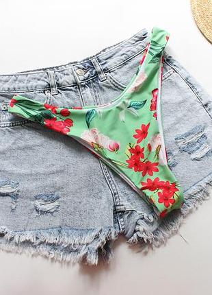 Красивий низ купальника в квітковий принт