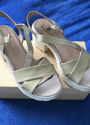 Лакові босоніжки оливкові