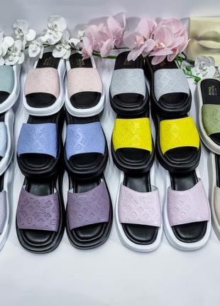 Шкіряні шльопанці з тисненням lv