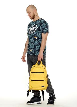 Яркий вместительный желтый мужской рюкзак для  путешествий с ноутбуком3 фото
