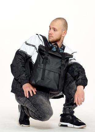 Качественный мужской черный рюкзак ролл топ для для путешествий с ноутбуком экокожа4 фото