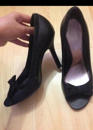 Шкіряні туфлі з відкритим носком