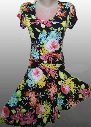 Чудесное летнее трикотажное приталенное миди платье с воланом/цветочный принт мильфлер