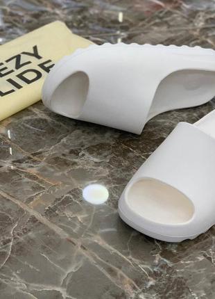 Білі тапки yeezy slide white жіночі білі тапки адідас слайд