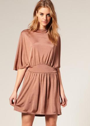 Вечернее платье с рукавами бабочка