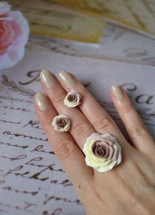 Комплект украшений серьги гвоздики и кольцо роза "ванильный капучино"1 фото