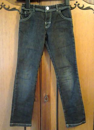Черные джинсы mayoral на девочку 7 лет. рост -122 см.
