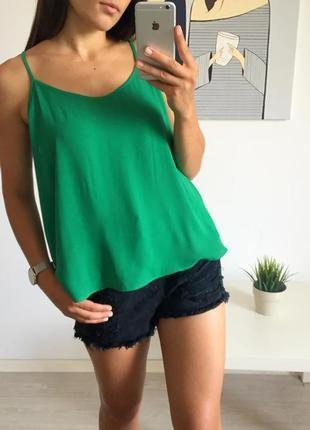 Дуже гарна і стильна брендовий блузка-маєчка зеленого кольору.