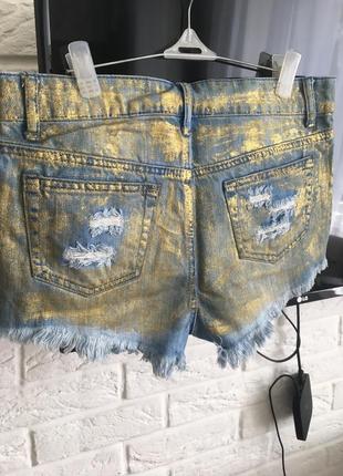 Короткие джинсовые шорты с напыление2 фото