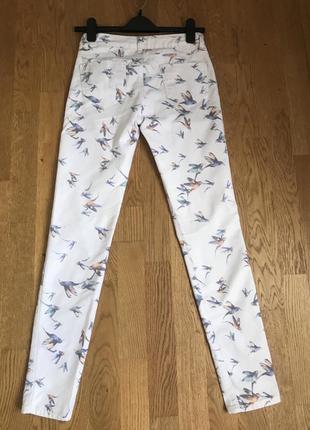 Літні білі джинси з ластівками3 фото