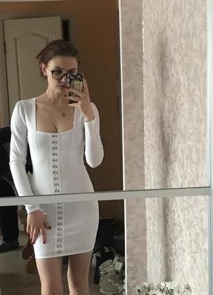 Ідеальне біле плаття pretty little thing