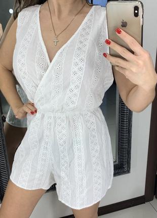 👗крутой белый ромпер с декольте на запах/белый комбез перфорация/комбинезон с шортами👗
