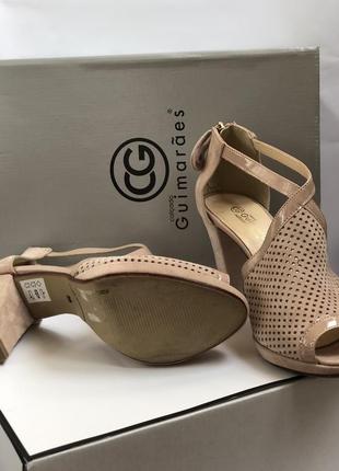 Брендові босоніжки шкіра замш закриті босоніжки перфарация