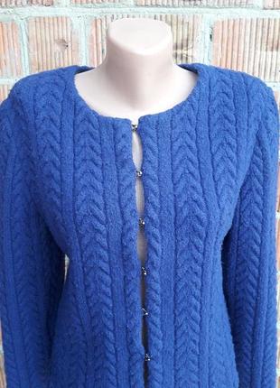 Симпатичная вязання кофта, курточка