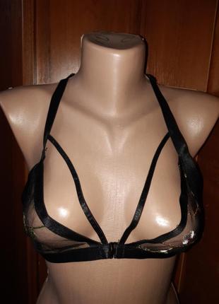 Гарний мереживний бюстгальтер з портупеєю і застібкою спереду