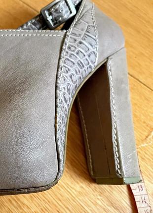 Туфли bcbg 1. кожаные. c открытым носком на платформе, с высоким каблуком.3 фото