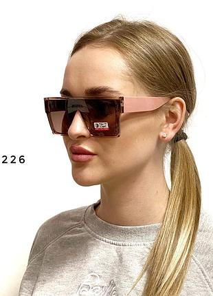 Солнцезащитные очки-маска 2226 в комплекте мягкий чехол и салфетка для ухода за линзами.