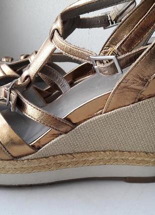 Босоножки clarks на платформе натур кожа золотые