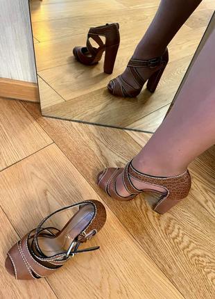 Босоножки с закрытой пяткой bcbg max azria . кожаные.  с высоким каблуком.