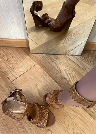 Босоножки с закрытой пяткой bcbg max azria . кожаные. плетенные. на танкетке