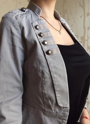 Оригинальный светло-серый жакет - пиджак  с баской, "под гусара".