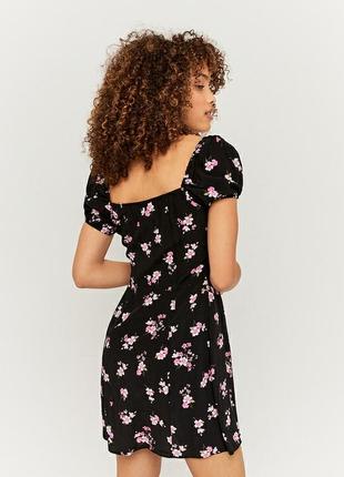 Чорне плаття з квітами. 3