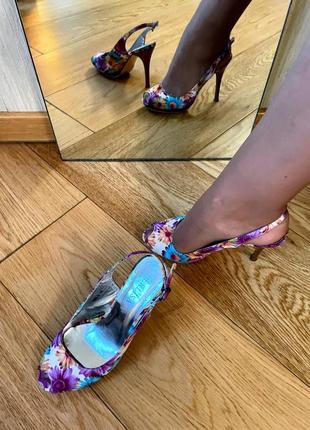 Яркие босоножки в цветы - летнее настроение! на каблуке и тонкой танкетке. 35-36 размер